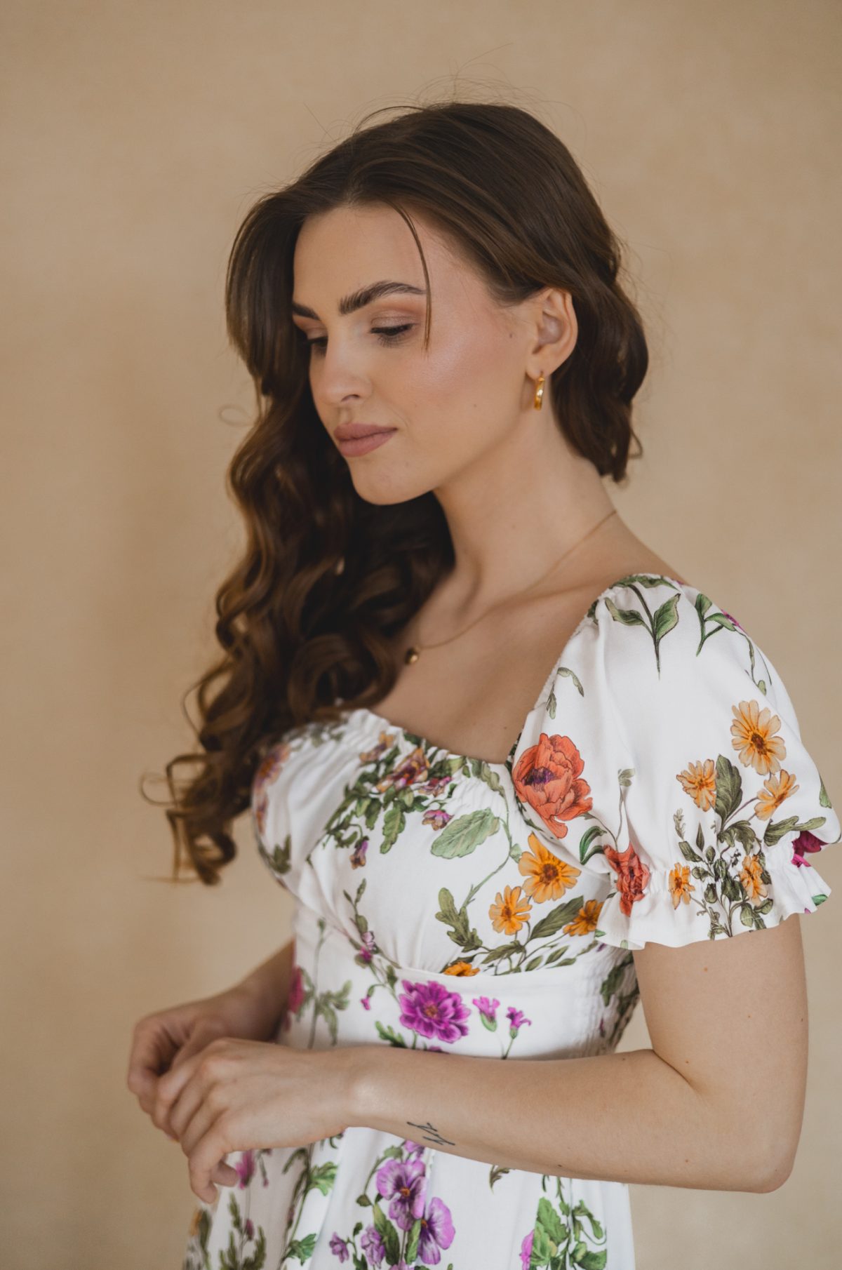 Sukienka Suzanne flowers in white
