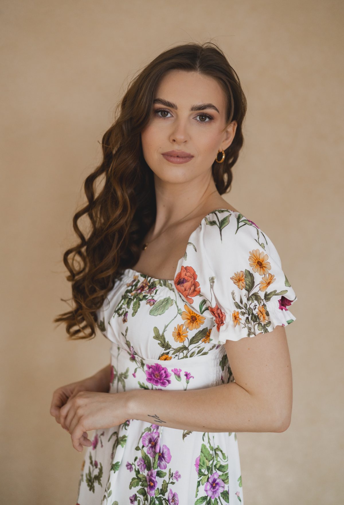 Sukienka Suzanne flowers in white