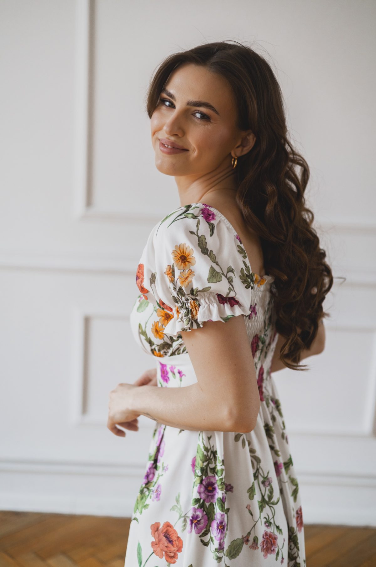 Sukienka Suzanne flowers in white