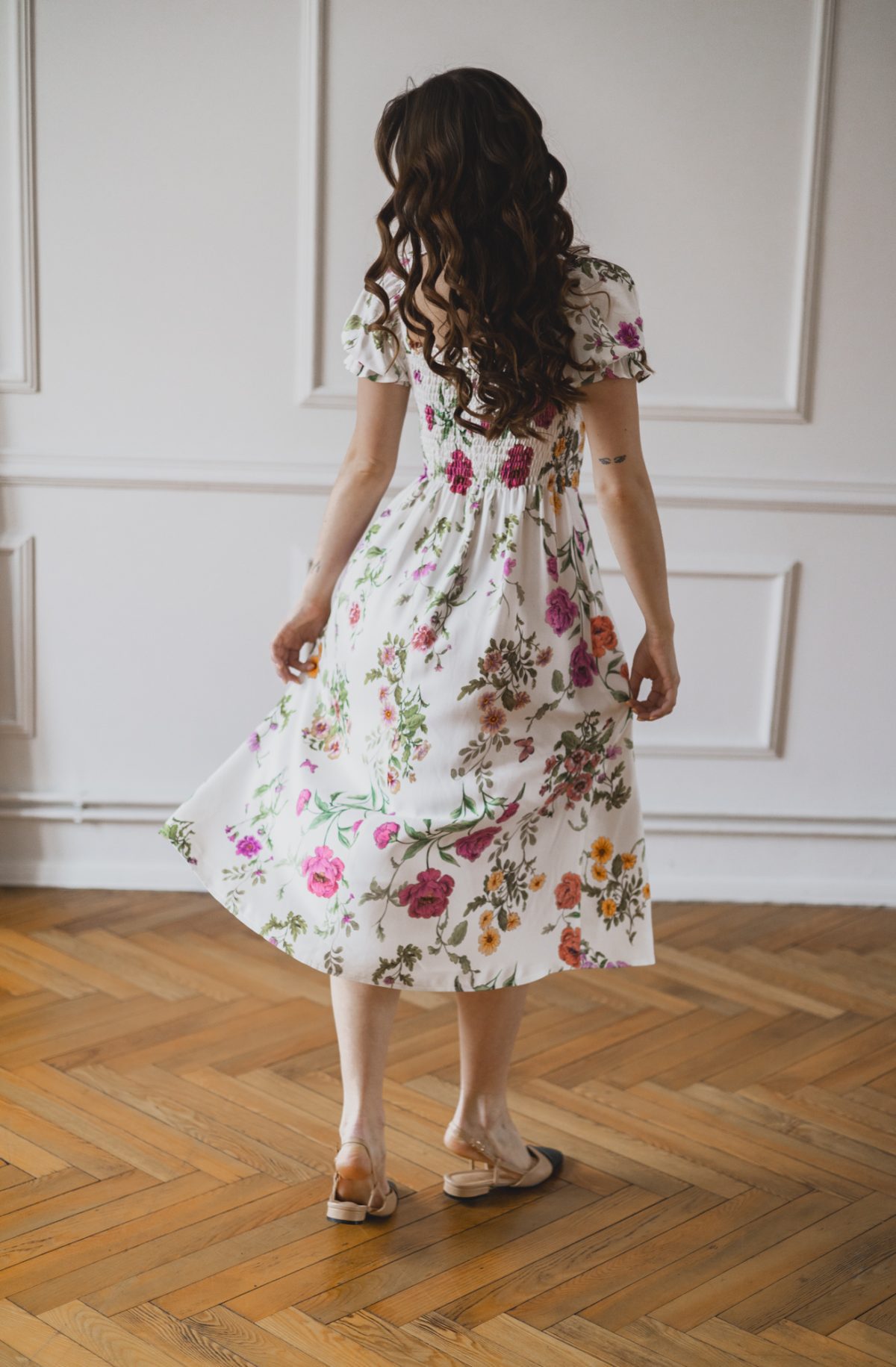 Sukienka Suzanne flowers in white